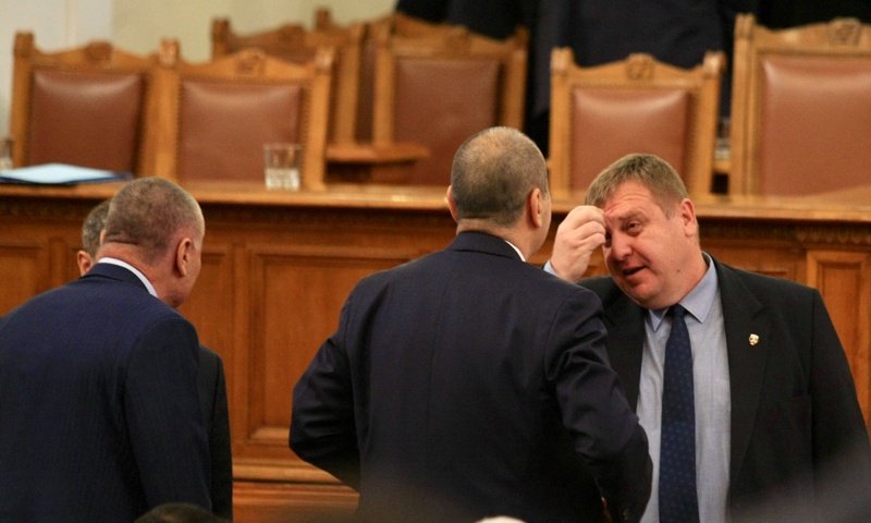 Парламентът гласува рокадата в кабинета в отсъствието на Симеонов, Борисов и Сидеров