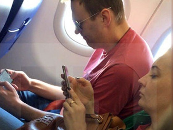 Алексей Навални и съпругата му в самолета на път за Страсбург