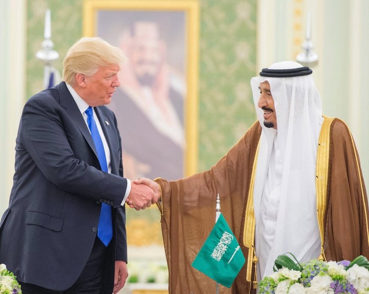 Доналд Тръмп и крал Салман бин Абдул Азиз Ал Сауд по време на посещението на американския президент в Саудитска Арабия през май миналата година.