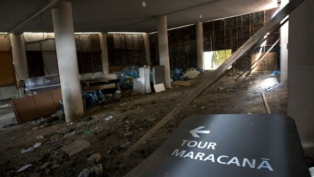 Изглед от вътрешността на стадион Маракана в Рио де Жанейро. Обновен за олимпиадата през 2016-та, година по-късно той е занемарен, изоставен, разграбен от вандали.