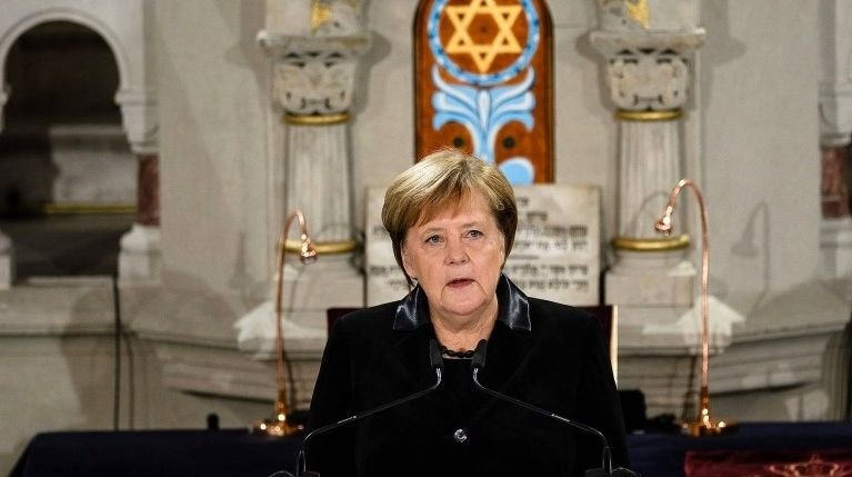 Ангела Меркел в синагогата в Берлин