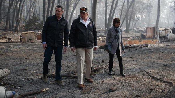 Доналд Тръмп (в средата) оглежда пораженията от пожара в Северна Калифорния.