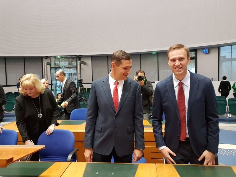 Алексей Навални (дясно) с брат си Олег в Страсбург