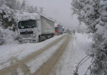 Снегът и виелиците затвориха пътища и оставиха хиляди без ток