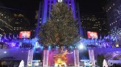Грейнаха светлините на коледното дърво пред центъра "Рокфелер" в Ню Йорк