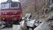 Второ денонощие без влакове през Кресненското дефиле заради падналите скали