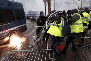 Парижката полиция се готви за най-лошия сценарий на утрешните протести