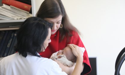 Д-р Донка Узунова с едно от обгрижваните по проекта деца.