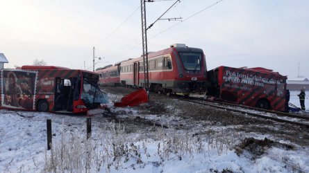 Пет жертви при сблъсък на влак с автобус с ученици край Ниш