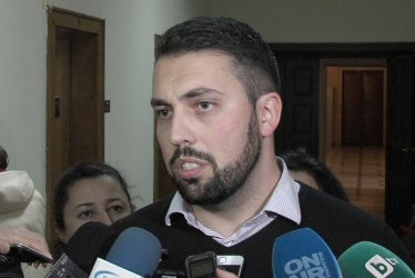 Евгени Крусев обяви оставкато си на импровизиран брифинг в коридора пред кабинета си. Сн. БГНЕС