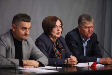 Кирил Добрев и Донка Михайлова от БСП се възмутиха от непрозрачното харчене на милиони за определени общини. Снимка: БГНЕС