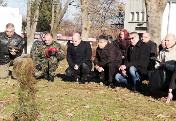 Зам. областният управител на Русе Валентин Колев присъства на панихидата в памет на офицерски кандидат Антон Петров, който загина преди 15 години при атентата срещу българската база в Кербала. Снимка: БГНЕС