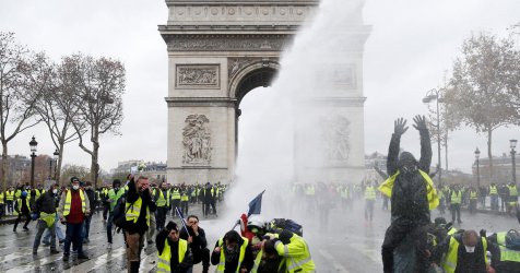 кадър от протестите на "жълтите жилетки" в Париж 