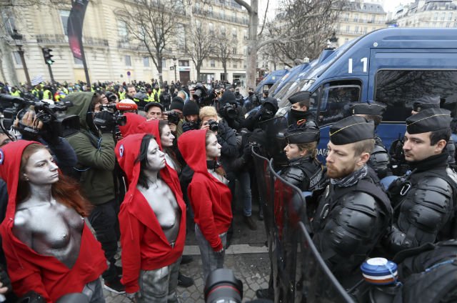 "Мариани" с открита гръд на протестите в Париж