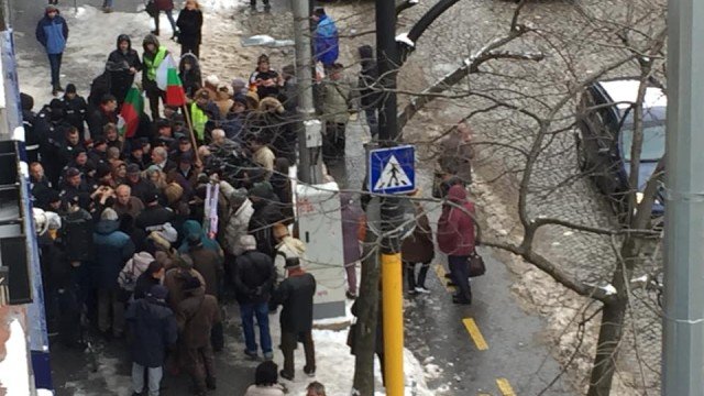 Рехав протест - основно на пенсионери, срещу поскъпването на водата опита да нхлуе в КЕВР, сн. бТВ