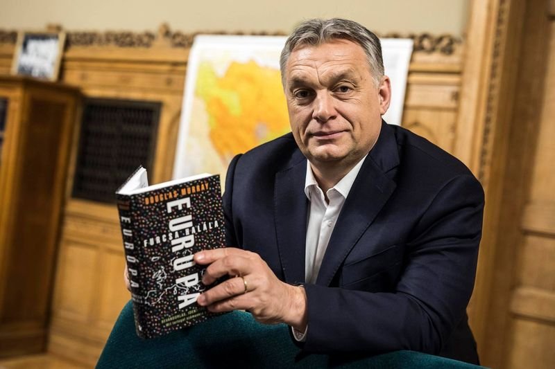  Орбан държи унгарското издание на книгата на Дъглас Мъри "Странната смърт на Европа". Сн. Фейсбук