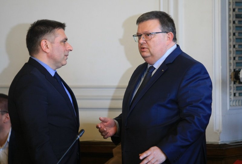Данаил Кирилов (дясно) заедно с главния прокурор Сотир Цацаров