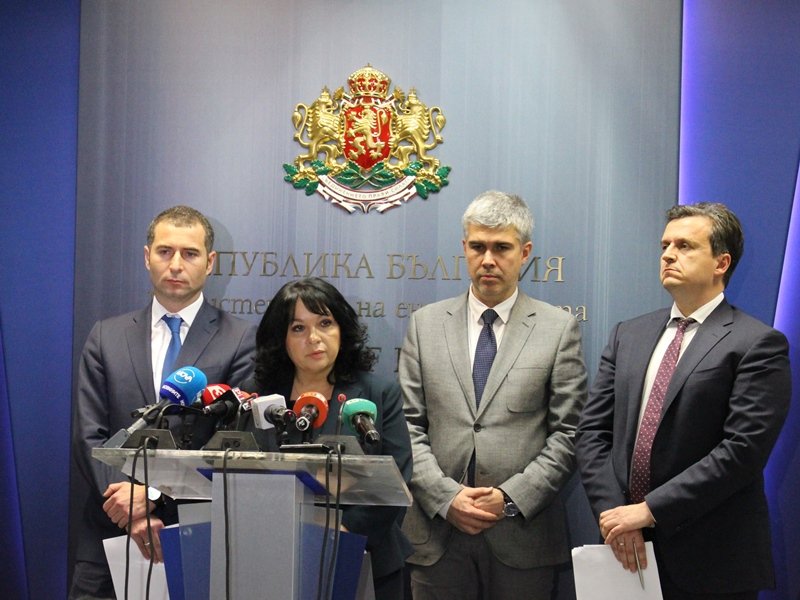 Петкова и шефовете на БЕХ, "Булгартрансгаз" и "Булгаргаз" (отляво надясно) обясниха, че глобата била защото защитавали националните интереси на страната