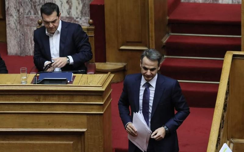Алексис Ципрас (ляво) и Кириакос Мицотакис по време на парламентарния дебат