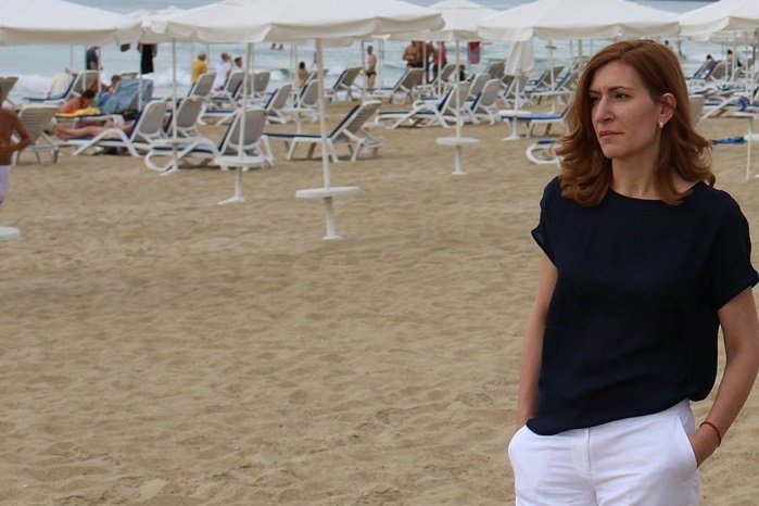 Николина Ангелкова често лично инспектира плажове през лятото. Сн. Министерство на туризма