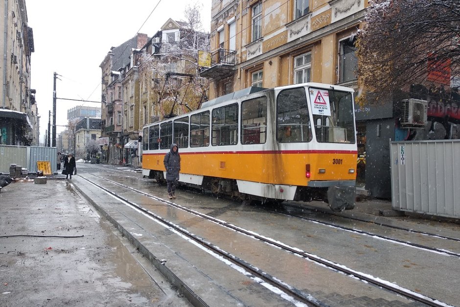Подновеното трамвайно трасе по ул. "Граф Игнатиев" наскоро мина през проби и предстои да получи разрешение за експлоатация. Не е ясно кога ще се случи това. Сн. Mediapool 