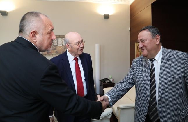 Председателят на УС на КСБ Илиян Терзиев се здрависва с премиера Бойко Борисов в сряда под зоркия поглед на почетния председател на КСБ Симеон Пешов