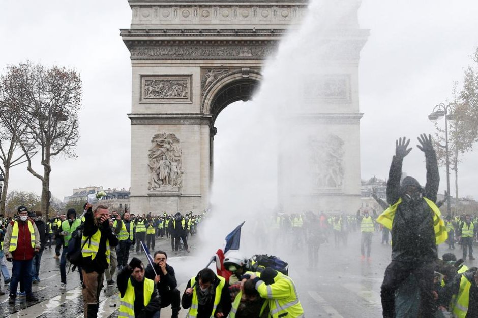 Кадър от протестите в Париж
