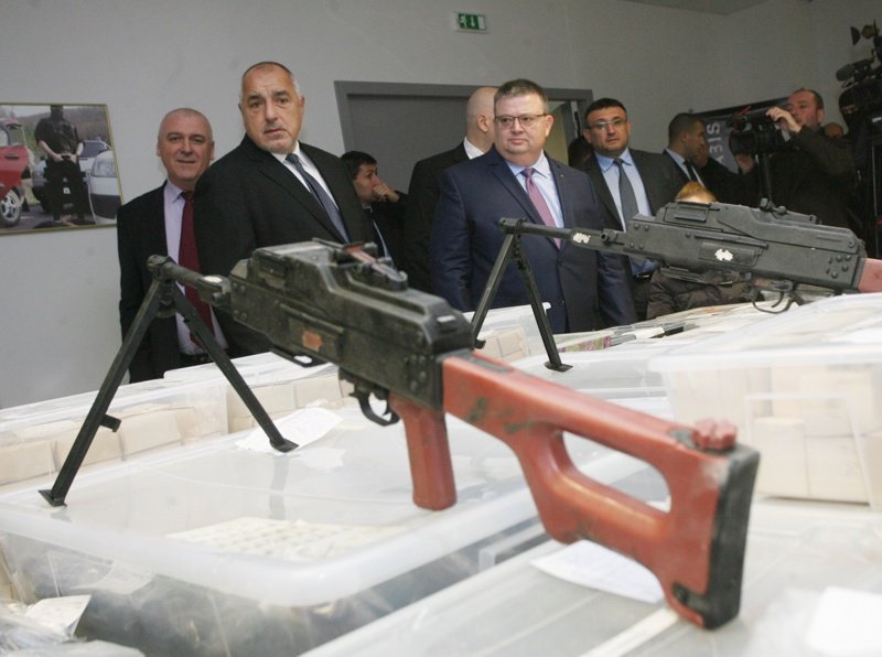 Заловено е огромно количество автоматично оръжие, Борисов го дава на баретите
