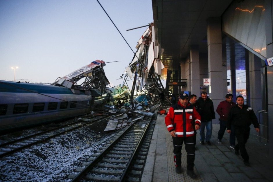 Тежка влакова катастрофа в Анкара със загинали и ранени