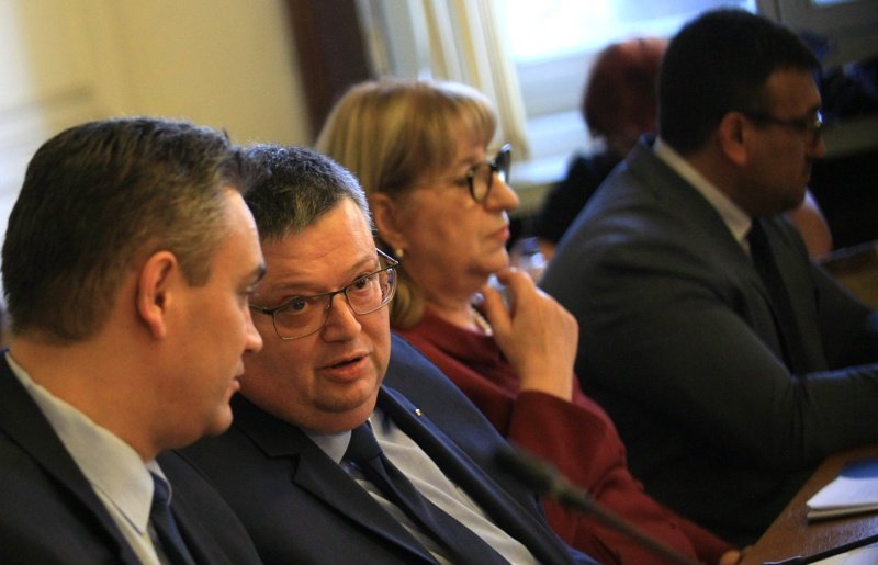 Пламен Георгиев, Сотир Цацаров, Цецка Цачева и Младен Маринов по време на заседанието на парламентарната правна комисия