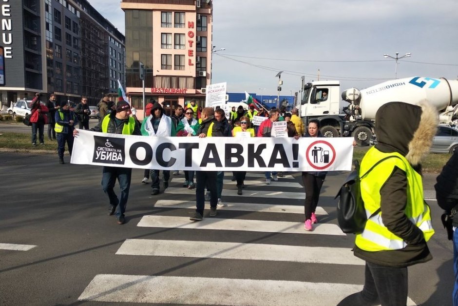 Протестиращи в Бургас блокират път, минавайки по пешеходна пътека.
