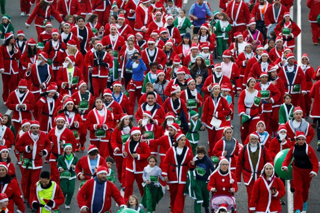 Хиляди облечени като Дядо Коледа бягаха в Мадрид в помощ на онкоболни деца