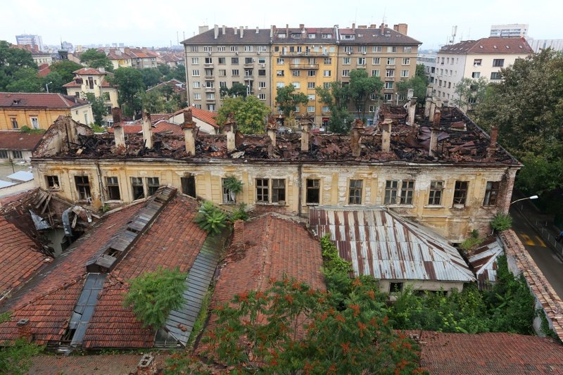 Царските кнюшни в София изгоряха частично през лятото. До момента покривът им не е оправен. Сн. БГНЕС
