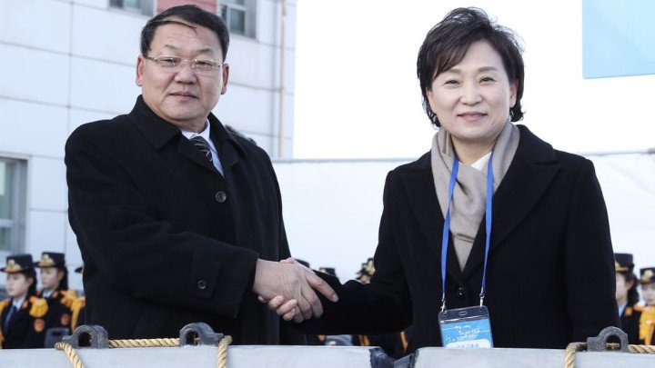 Южнокорейската министърка на транспорта и севернокорейският зам.-министър на железниците, сн. БГНЕС