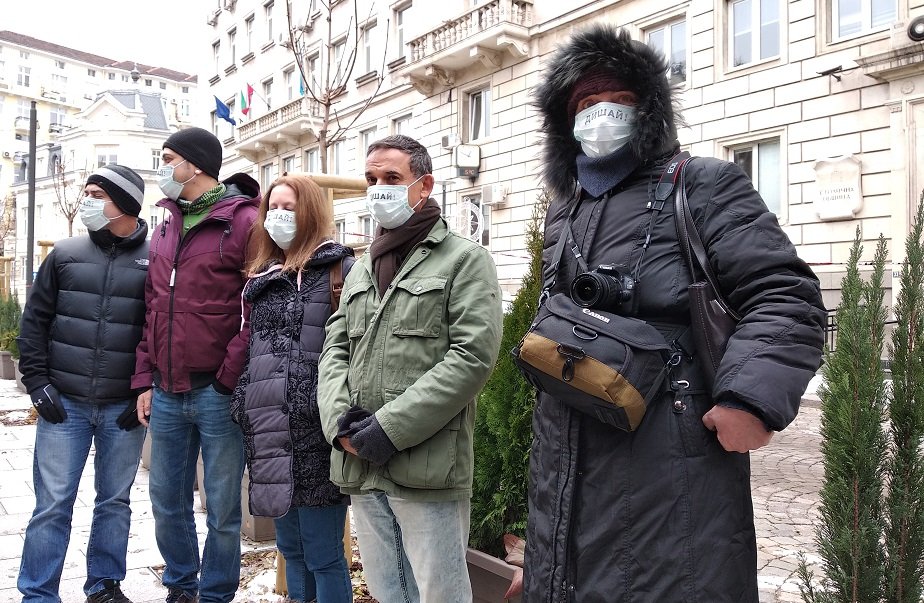 Част от протестиращите срещу недостатъчните мерки на общината за справяне с проблема с мръсния въздух сложиха маски с надпис "Дишай". Сн. Mediapool 