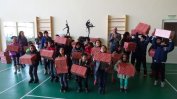 Деца от социално слаби семейства в Гълъбово получиха коледни подаръци от "Ей И Ес"
