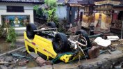 Стотици жертви на цунами в Индонезия