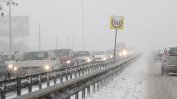 Сняг парализира половин България – затвори пътища и летище "София"