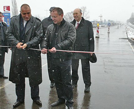 През декември 2007 г. беше открит първият нов участък от Южната дъга на Околовръстния път на София. Тогава Бойко Борисов беше кмет, а Сергей Станишев премиер. Зад двамата е президентът на ГБС Симеон Пешов