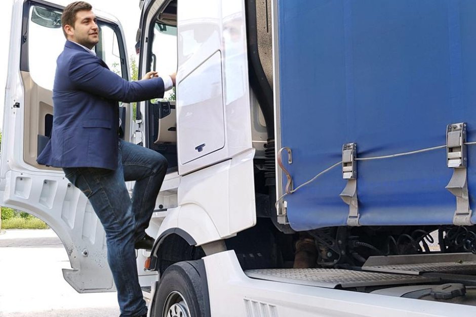 По време на българското европредседателство евродепутатът Андрей Новаков се качи на тир в знак на солидарност с българските превозвачи. Сн. Фейсбук