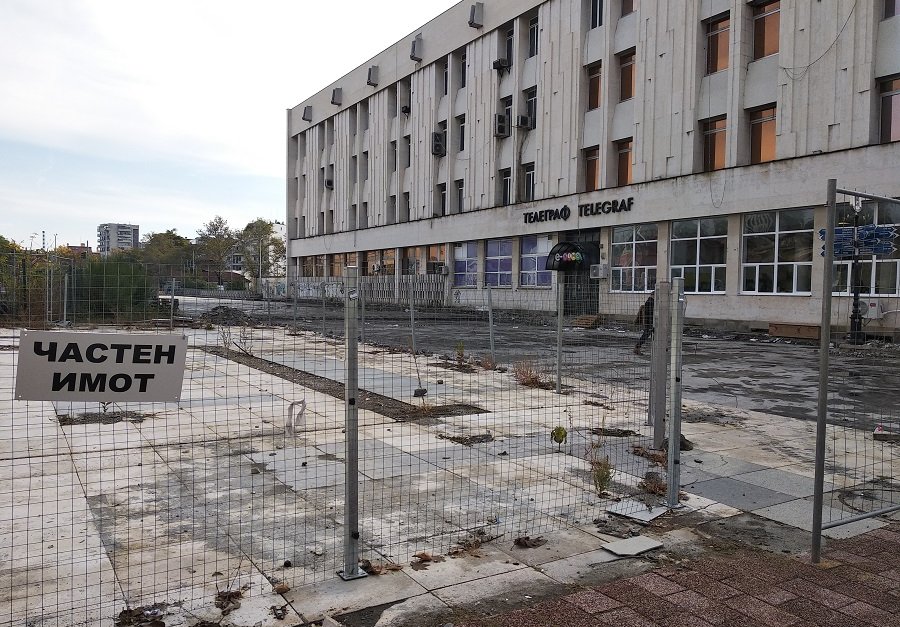 Теренът, който община Пловдив се опитва да придобие, е част от площад "Централен". Сн. Mediapool
