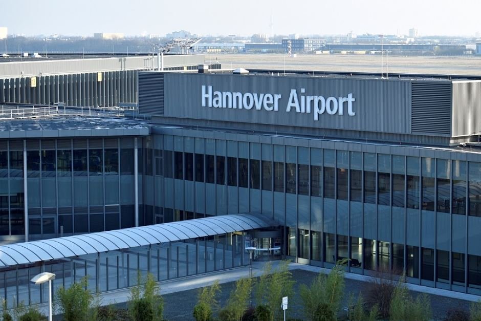 Полякът, нахлул с кола в летището на Хановер, отказва да говори