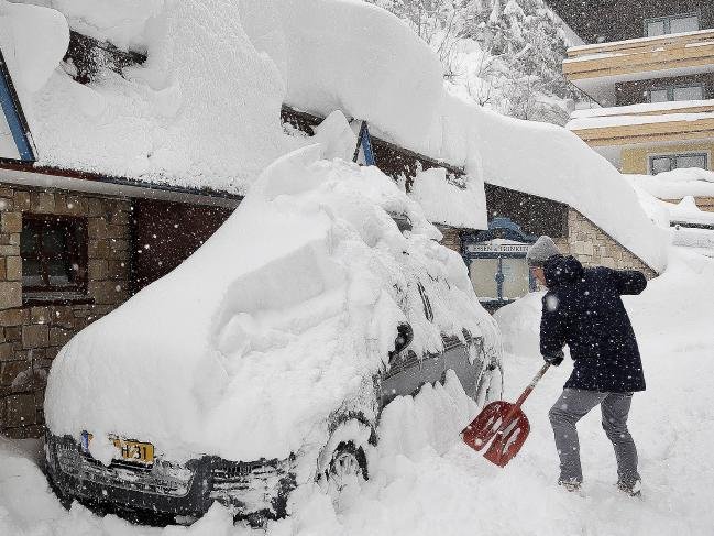 Силен сняг откъсна от света райони в Австрия и Германия