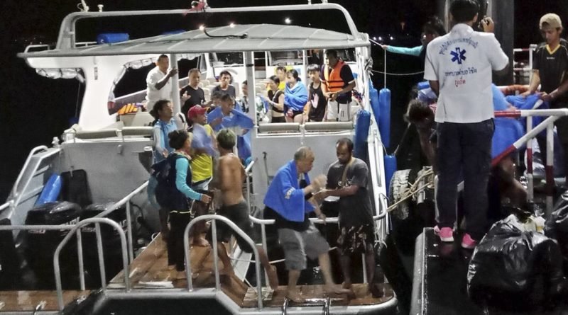 Шест загинали и 50 ранени при катастрофа с туристически автобус в Тайланд