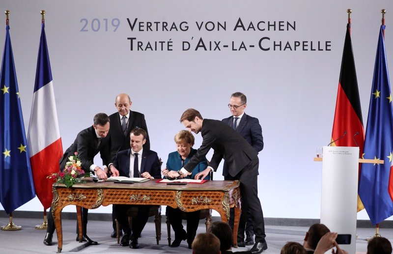 Макрон и Меркел подписват договора в Аахен, зад тях са външните министри на двете страни Жан Ив льо Дриан и Хайко Маас, сн. БГНЕС