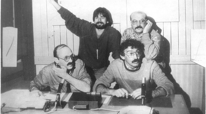 Първите водещи в студиото на "12+3“: Седнали, от ляво на дясно: Георги Папакочев, Йордан Лозанов; прави: Петко Георгиев, Чавдар Стефанов