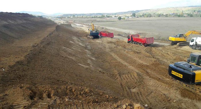 Строящият се в момента участък между Благоевград и Крупник на магистрала "Струма". В него трябва да бъде изграден тунел "Железница"