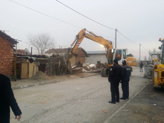 Багери започнаха да събарят незаконни и опасни къщи в ромската махала, сн. бТВ