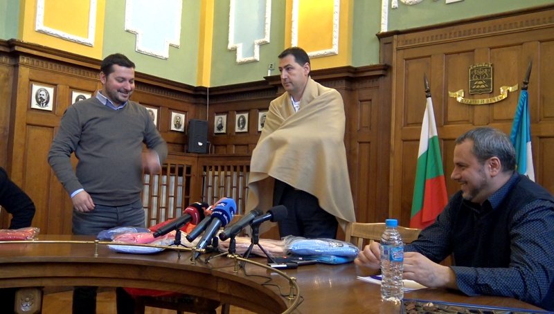 Иван Тотев демонстрира как се ползват одеялата, осигурени за зрителите на шоуто по откриването на Европейска столица на културата. Сн. БГНЕС