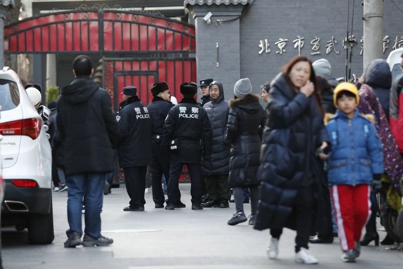 Мъж с чук рани 20 ученици в Пекин